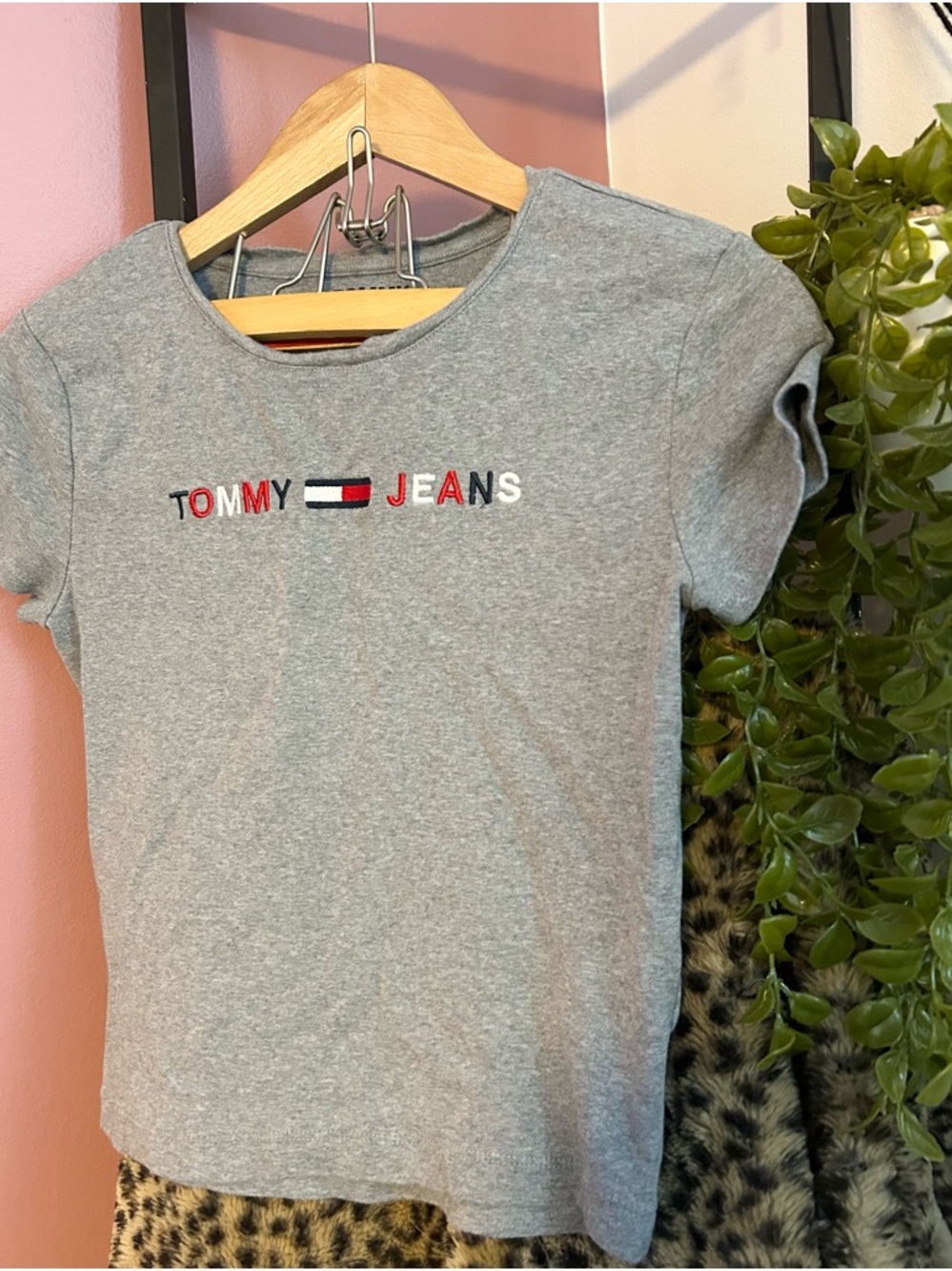 Tommy Hilfiger 100% Cotton Gray Short Sleeve Embroidered Logo Tee